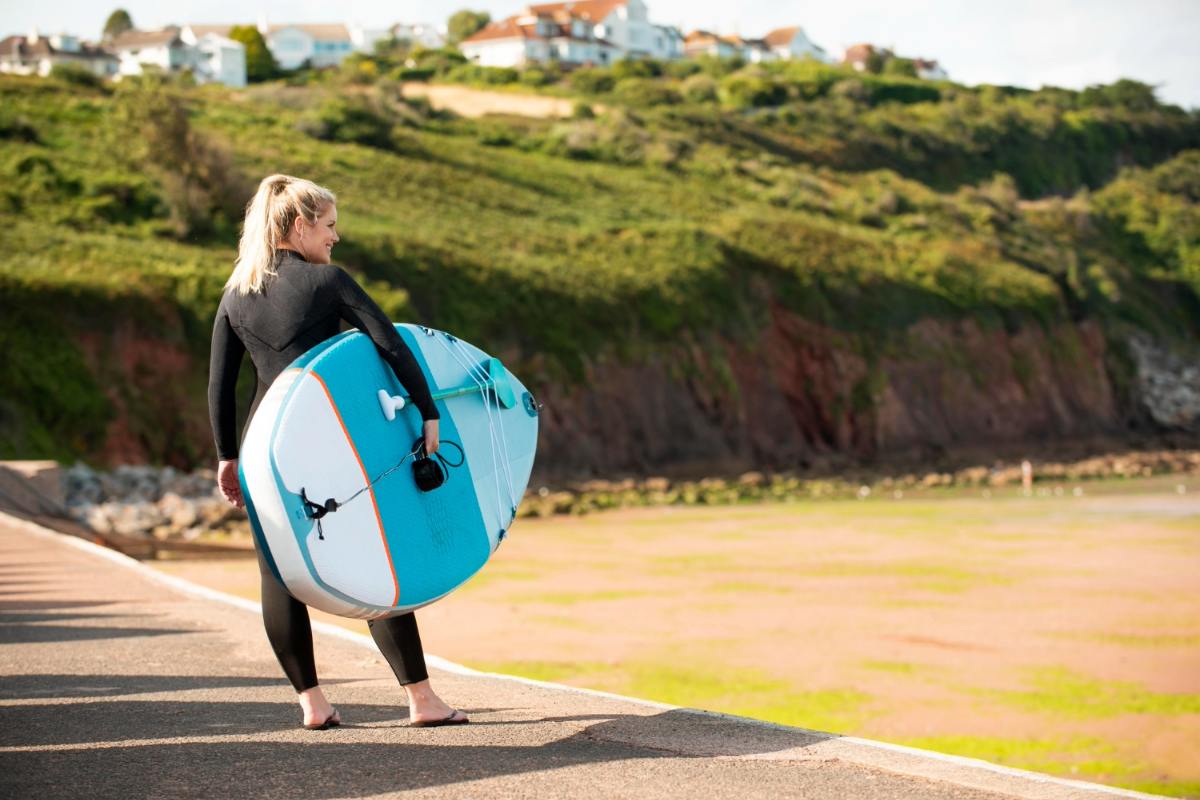 mujer iniciando clases de surf en cantabria
